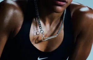 Nike transforma medalha em joia no After Dark Tour 2026 Nike transforma medalha em joia no After Dark Tour 2026