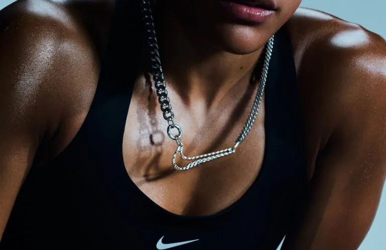 Nike transforma medalha em joia no After Dark Tour 2026 Nike transforma medalha em joia no After Dark Tour 2026