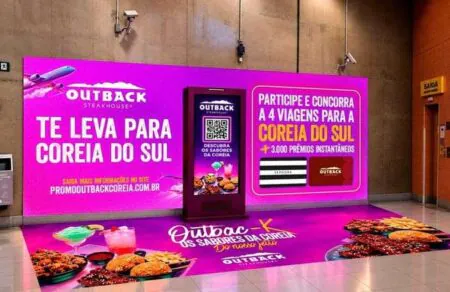 Outback vira Outbac-K e leva K-pop ao metrô de SP
